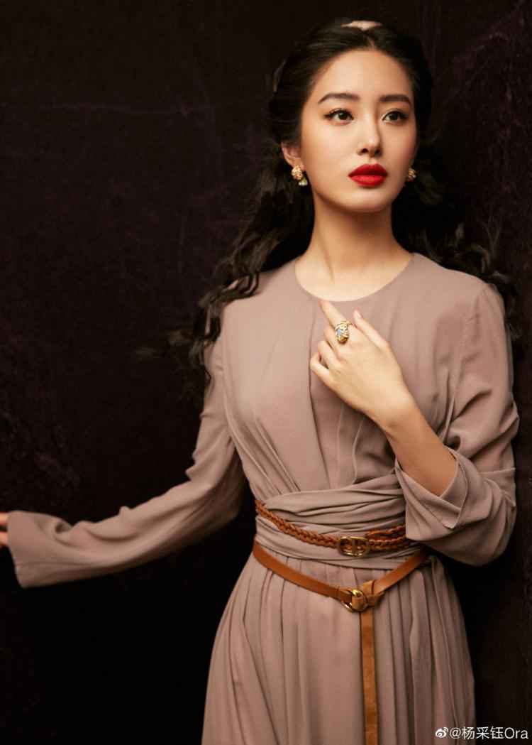 杨采钰穿褐色纱裙太迷人 卷发红唇复古优雅