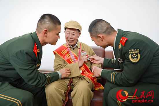 两代“最可爱的人”传接敢打必胜精神“接力棒”