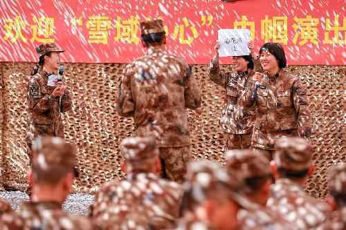 新疆军区某合成团文艺演出队活跃雪域高原