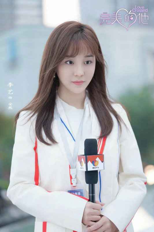 《完美的他》正在热播 李艺再饰记者精准演绎