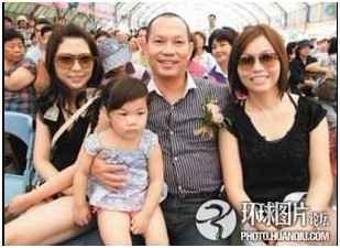 台湾老板4个老婆和睦相处_故事吧