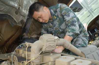 二级军士长张伟:“这个5平米的地沟就是我的战壕”