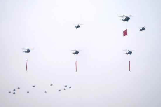 在党旗指引下振翅高飞——庆祝中国共产党成立100周年大会空中梯队飞行庆祝表演速写