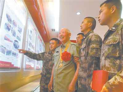 听先进党员事迹坚定从军志向