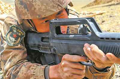 新疆军区某团组织合成营开展战术考核