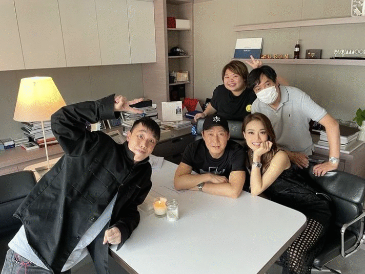容祖儿晒合照为黎明打call 后台同框秒变小迷妹