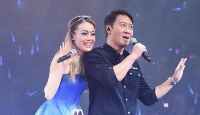 容祖儿晒合照为黎明打call 后台同框秒变小迷妹