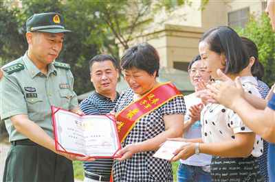 “最美母亲”送子参军