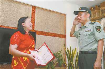 “最美母亲”送子参军