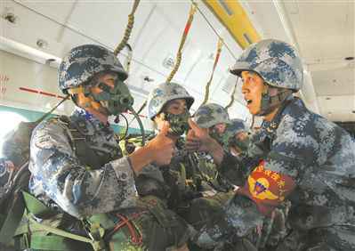 空降兵某旅高原地域组织空降空投训练