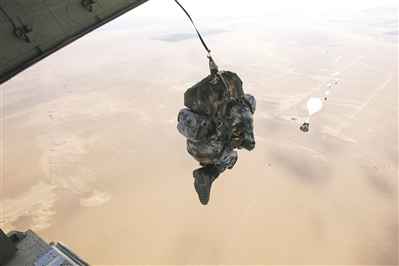 空降兵某旅高原地域组织空降空投训练