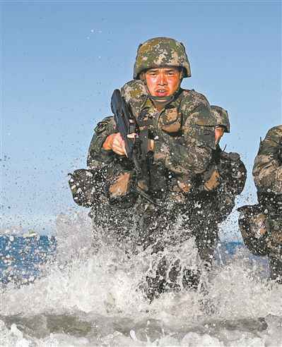 东部战区陆军某两栖合成旅开展海上训练