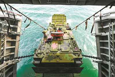 东部战区陆军某两栖合成旅开展海上训练