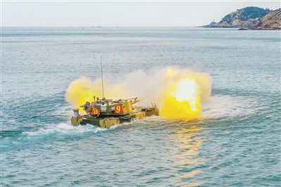 东部战区陆军某两栖合成旅开展海上训练