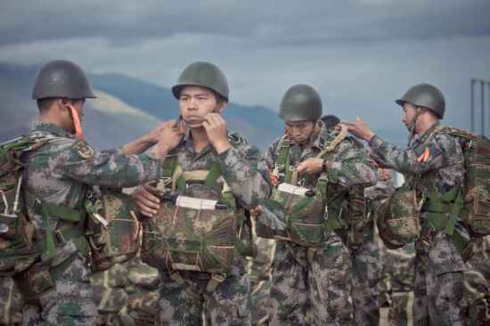 高原特战部队开展整建制跳伞训练