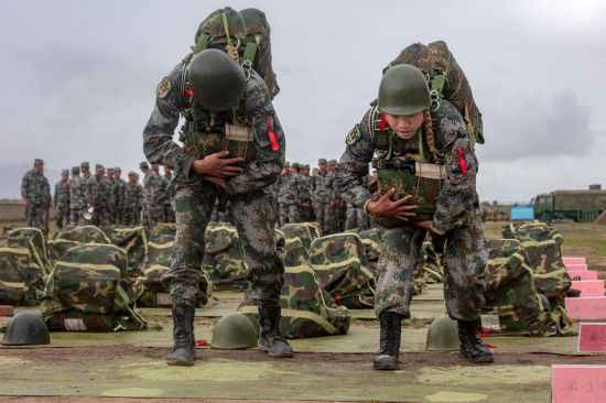 高原特战部队开展整建制跳伞训练
