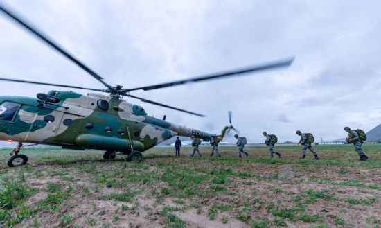 高原特战部队开展整建制跳伞训练