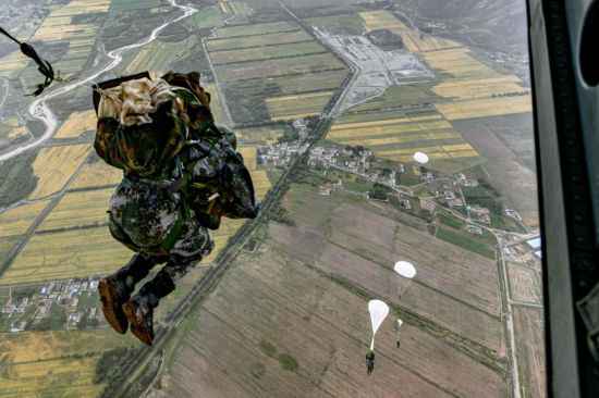 高原特战部队开展整建制跳伞训练