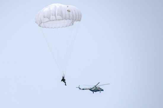 高原特战部队开展整建制跳伞训练