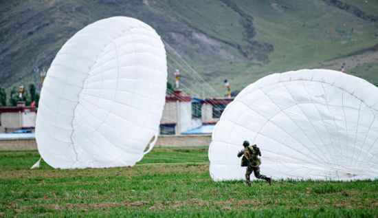 高原特战部队开展整建制跳伞训练