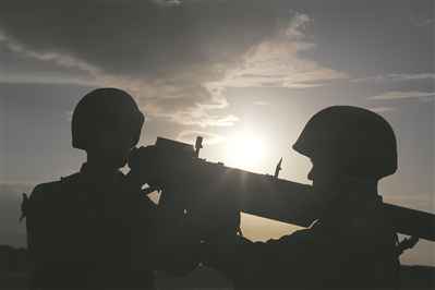 东部战区陆军某旅防空营开展跨昼夜实弹演练