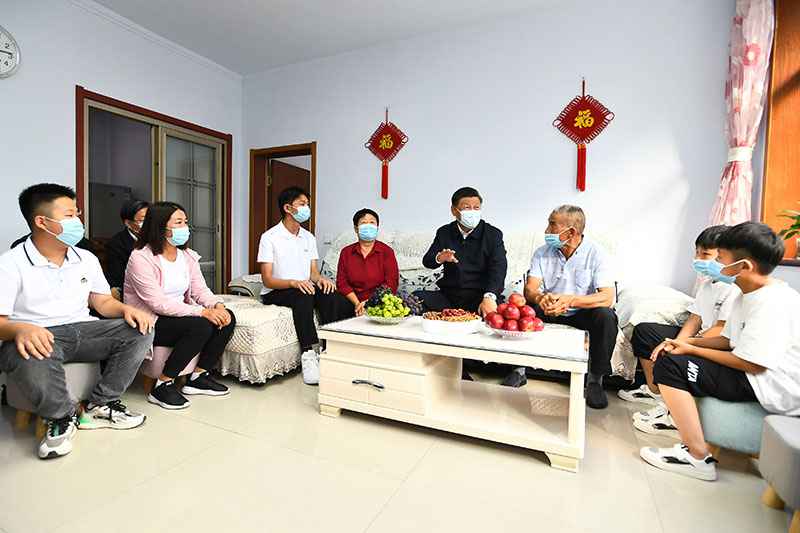  习近平在河北承德考察时强调：贯彻新发展理念弘扬塞罕坝精神 努力完成全年经济社会发展主要目标任务