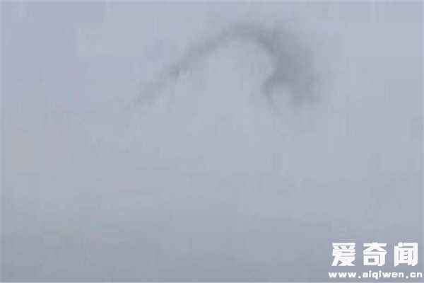 北京天空出现两条真龙