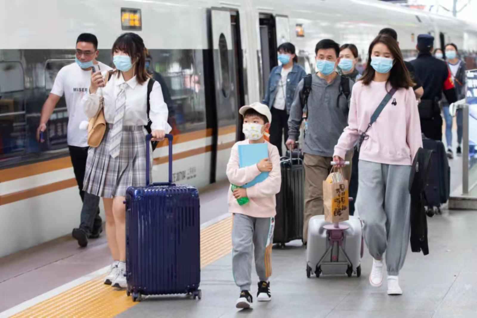 长春火车站中秋小长假首日迎客流高峰