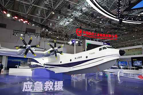 “鲲龙”AG600完成飞行投水功能演示首秀